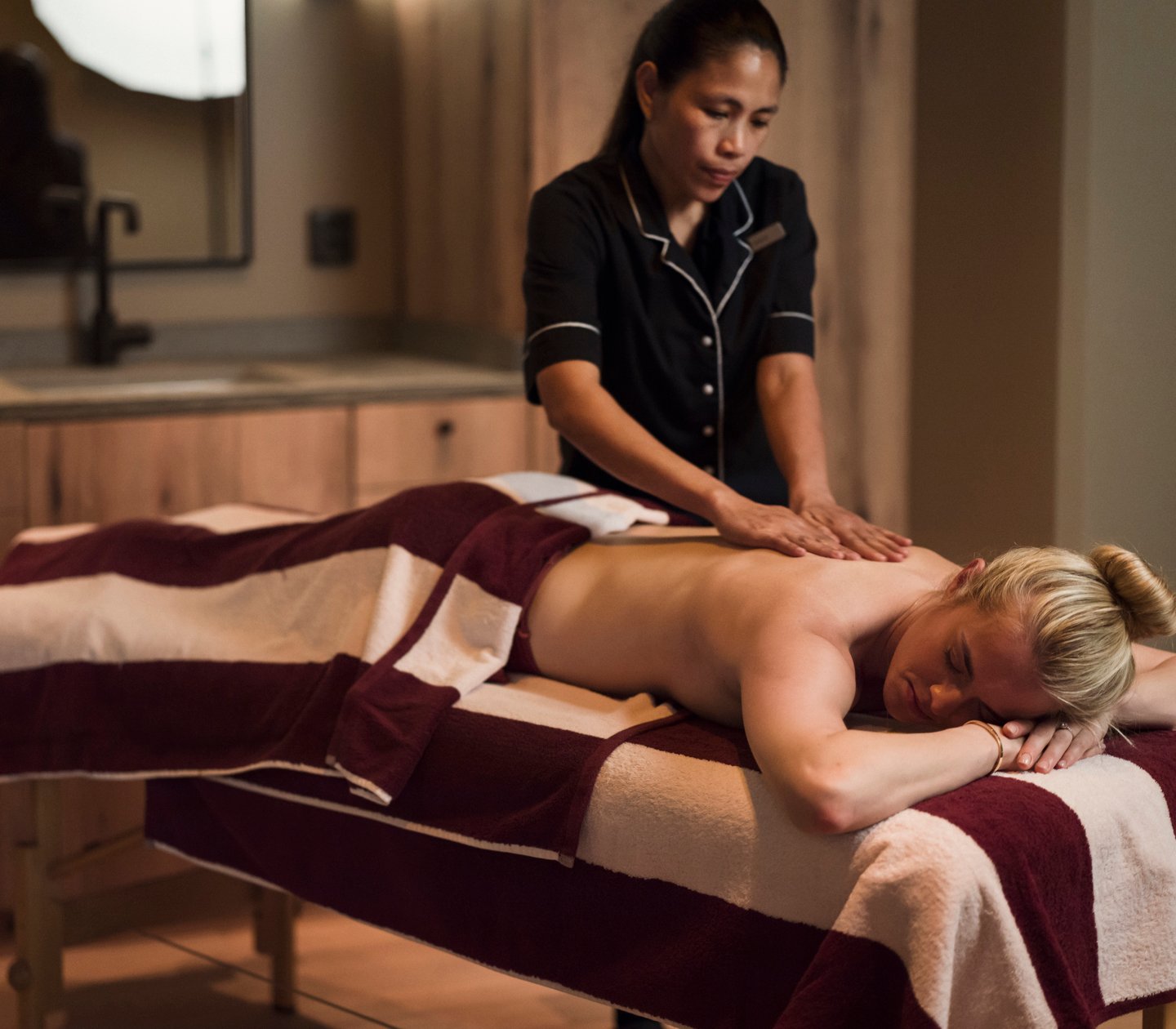 Kvinna liggande på rygg och får massage