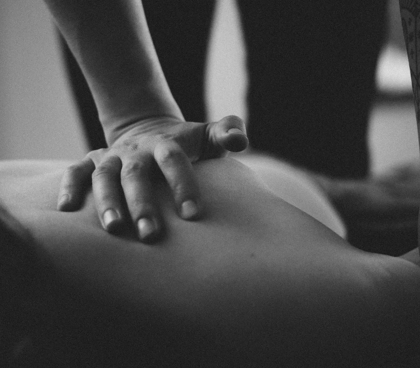 Massage terapeut ger avslappnande ryggmassage på en spa-klient.