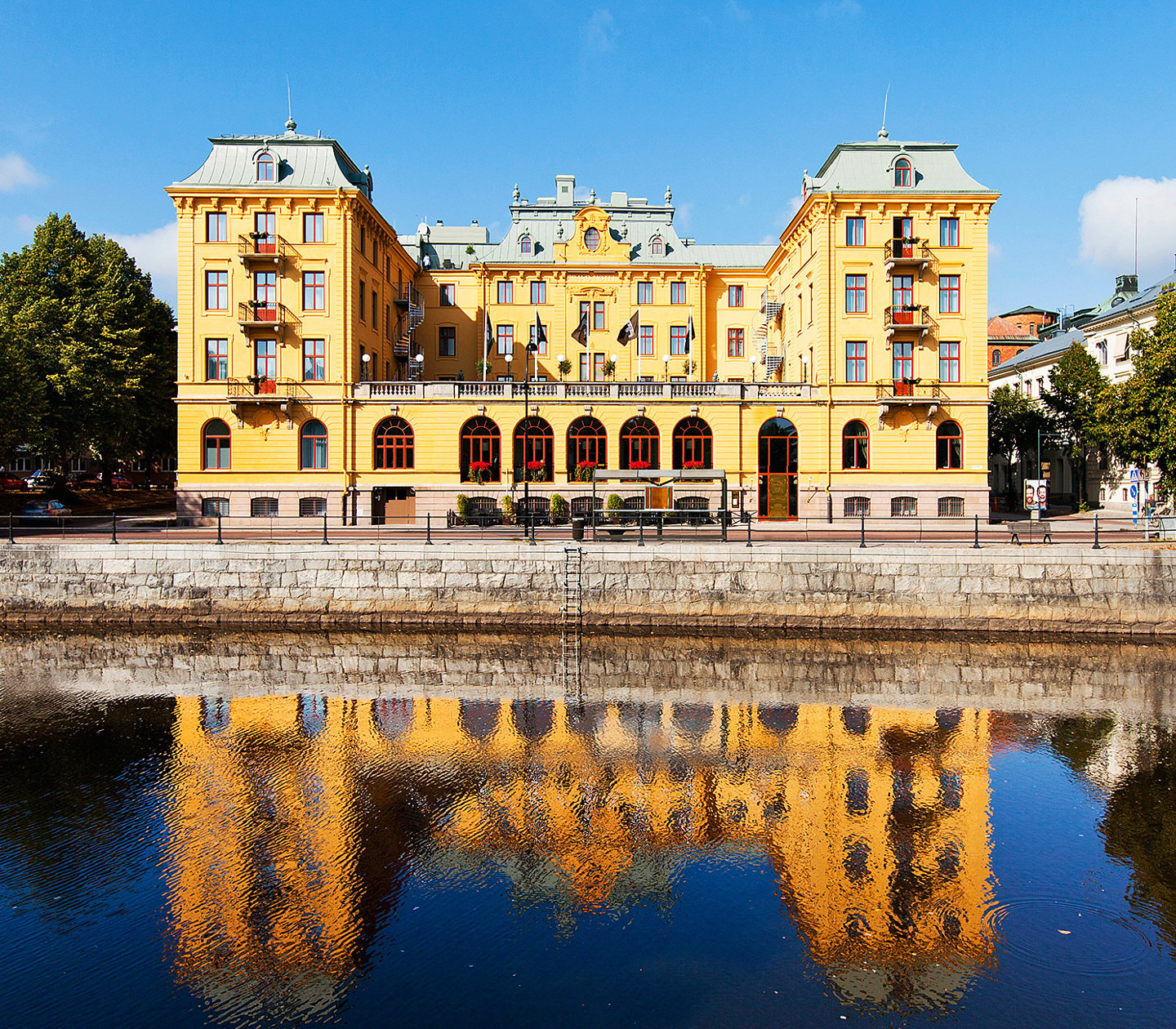 Gula fasaden av Elite Grand Hotel i Gävle