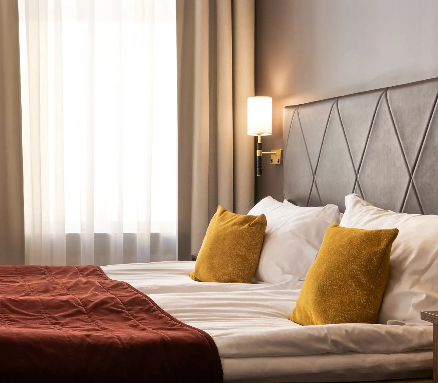Hotellrum med skrivbord, tv, fåtölj och garderob