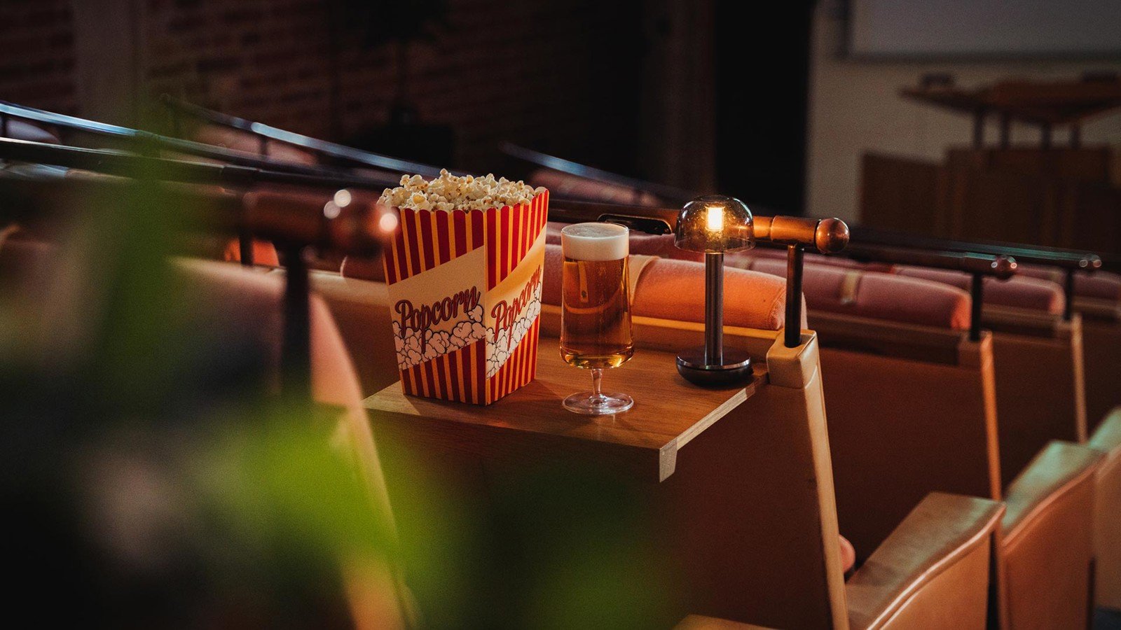 Popcorn och ett ölglas i en biosalong
