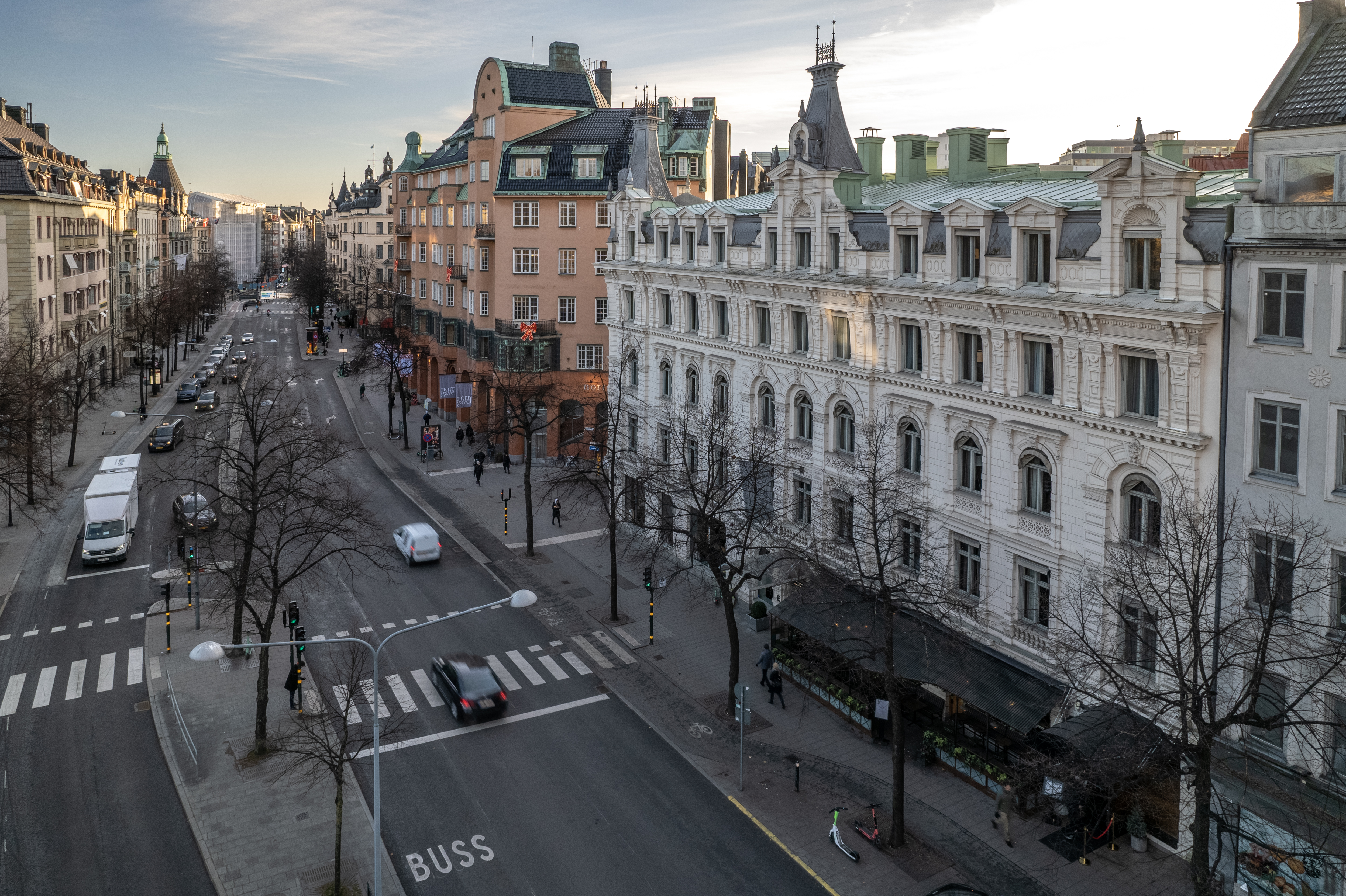 Den vita fasaden av Elite Hotel Stockholm Plaza fotad uppifrån med Birger Jarlsgatan utanför
