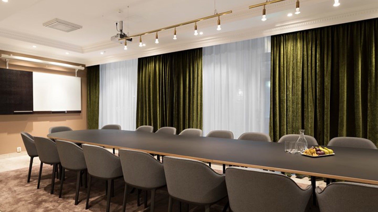 Konferensrum styrelsesittning, grå stolar, gröna gardiner