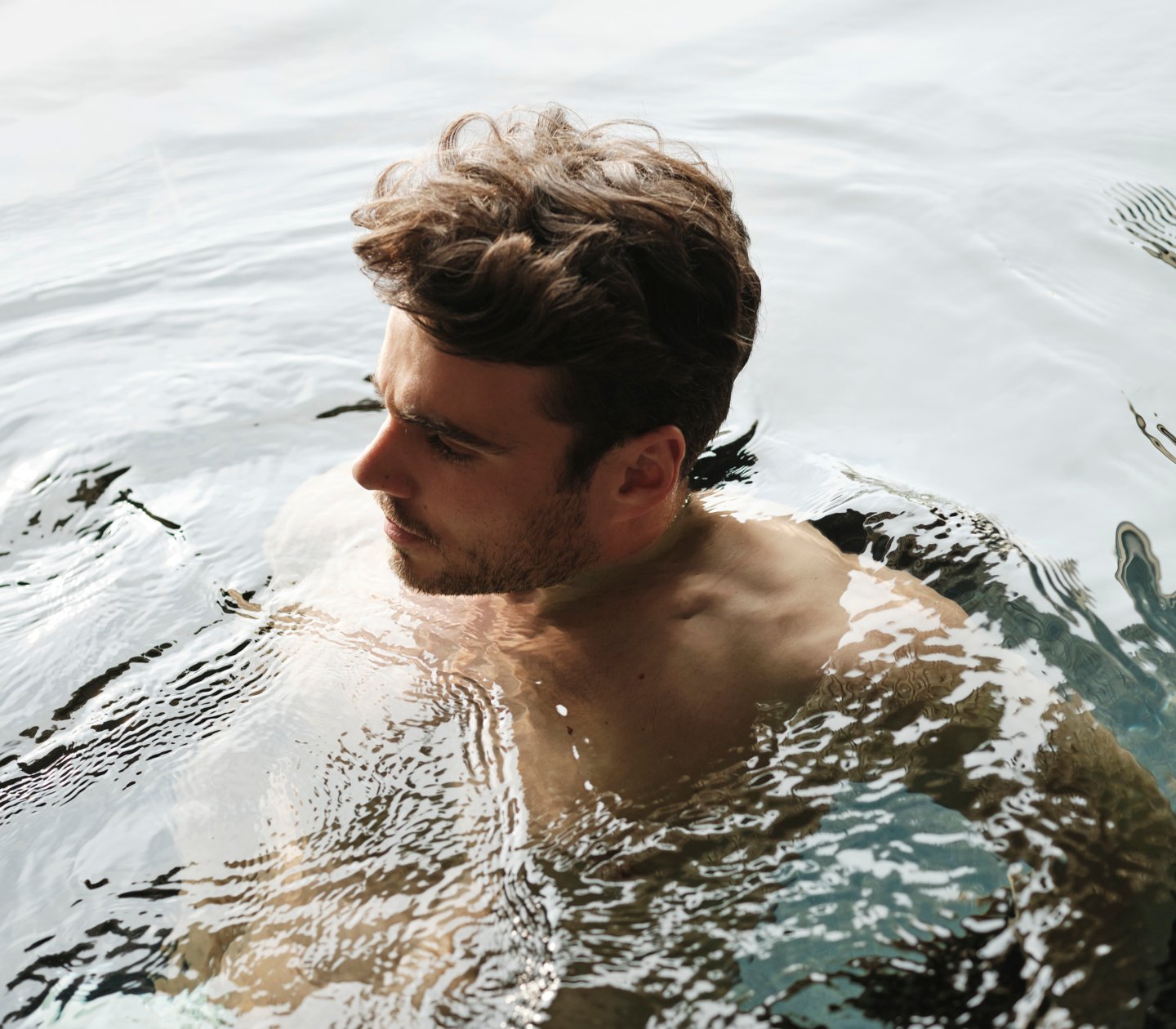 En man som badar i en pool