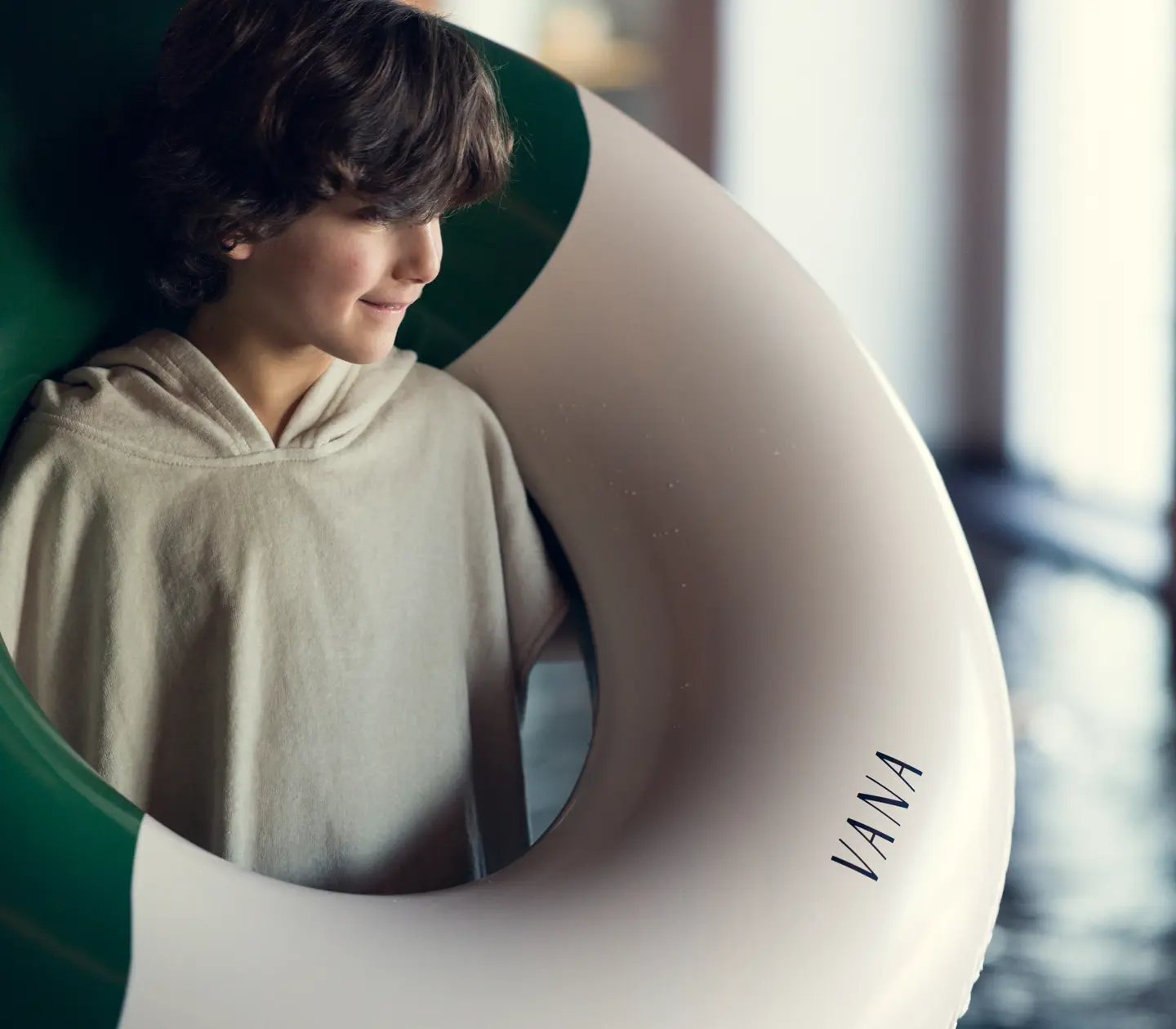 Pojke med badring runt huvudet