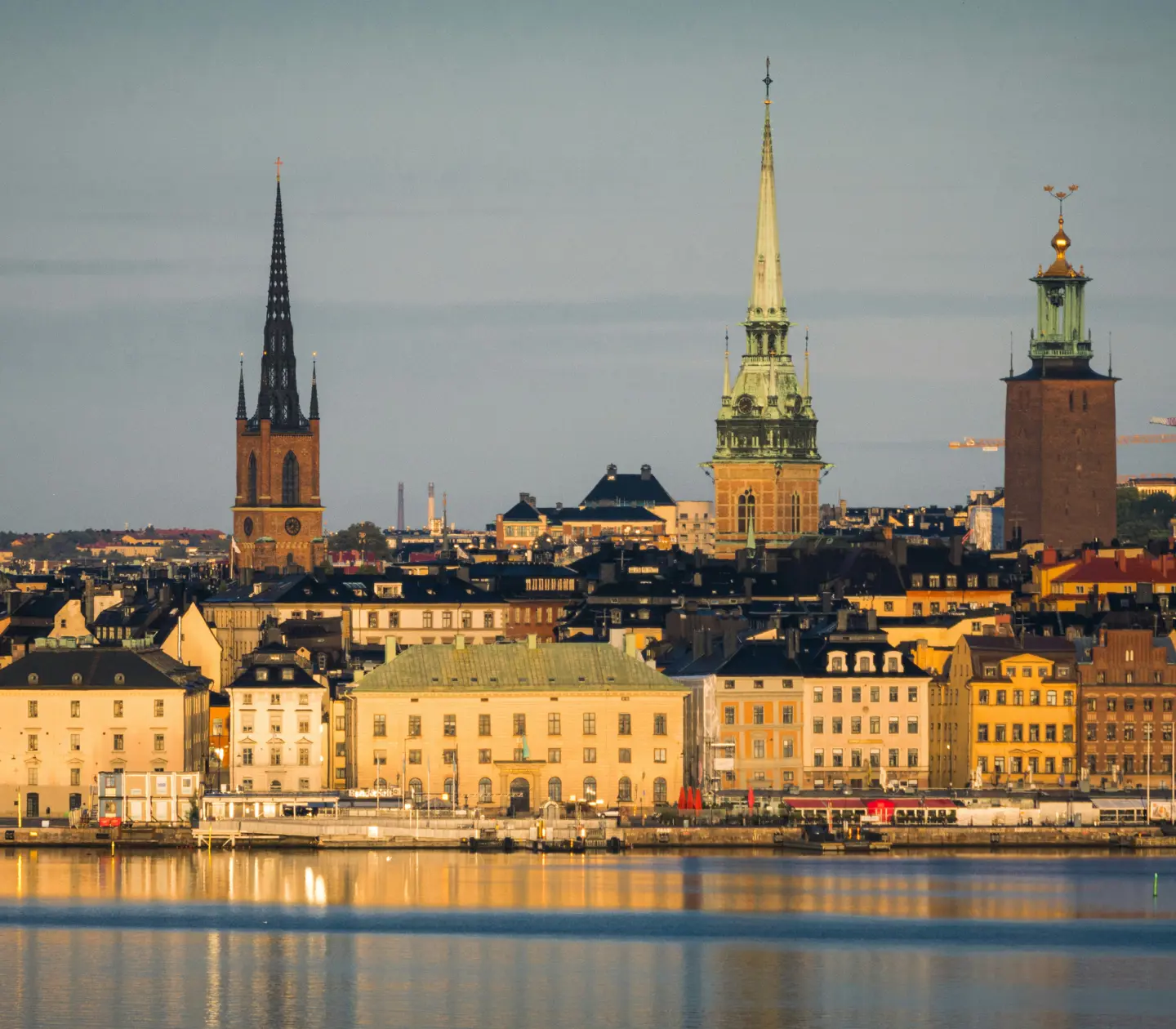 Mysig gata i Stockholm med juldekorationer