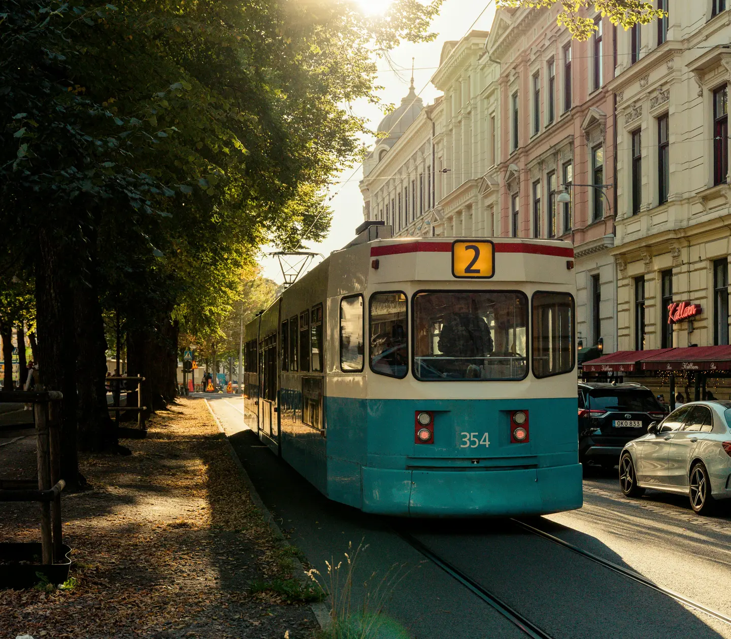 Mysig gata i Göteborg med en spårvagn som rullar förbi