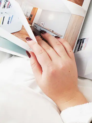 En hand bland paper.
