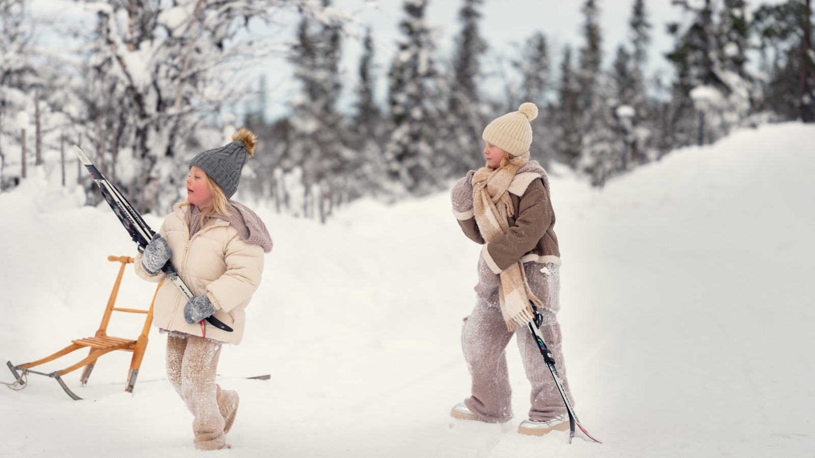 Barn med skidor i snö