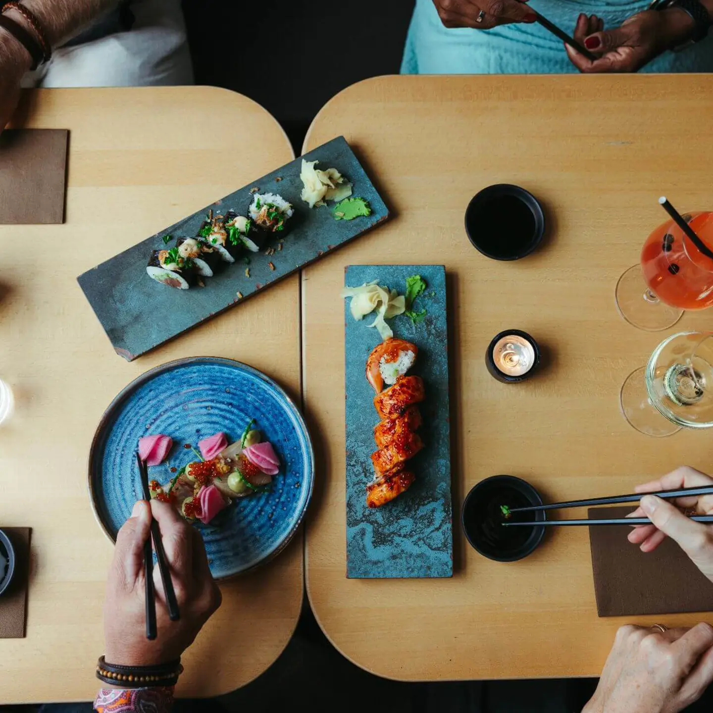Bord med japanska rätter