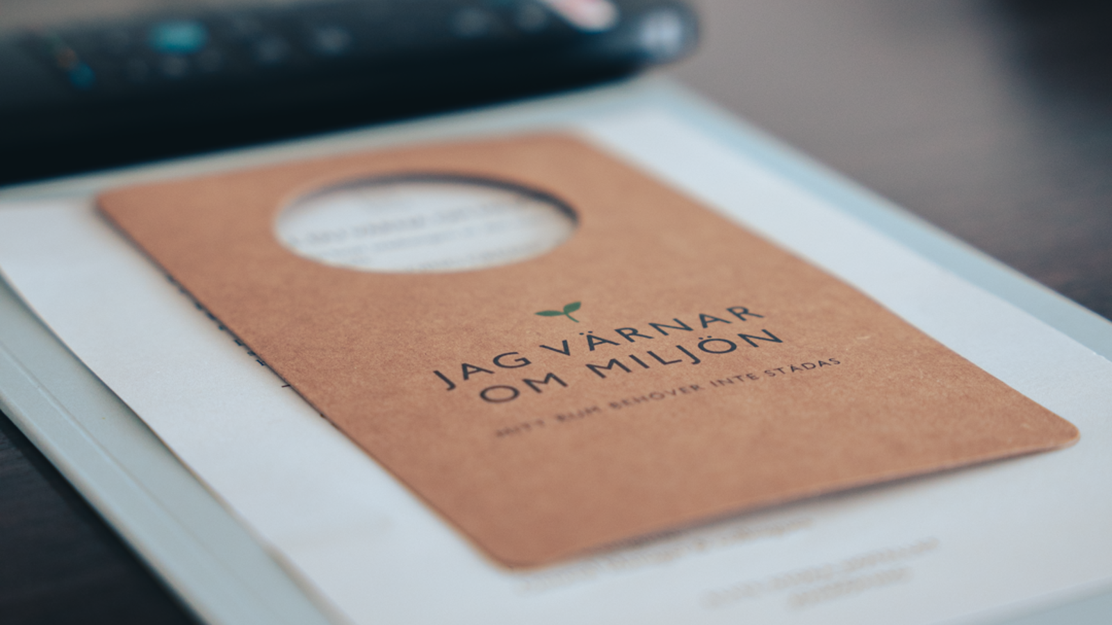 Dörr skylt med texten "Going green".