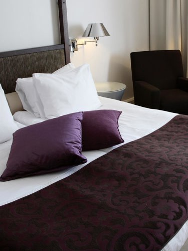 Hotellrum med fint bäddad säng