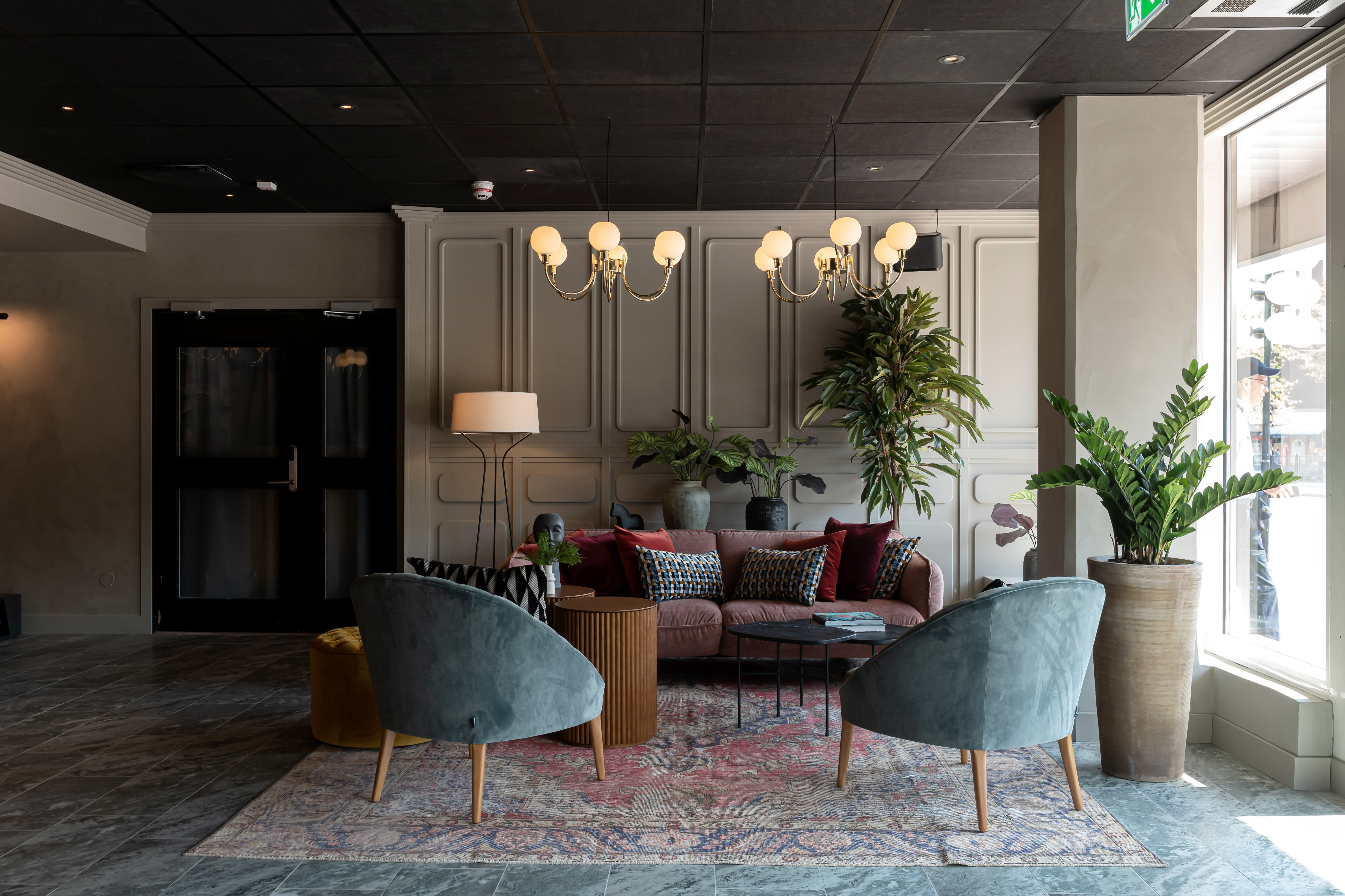 Hotellobby med loungemöbler och växter