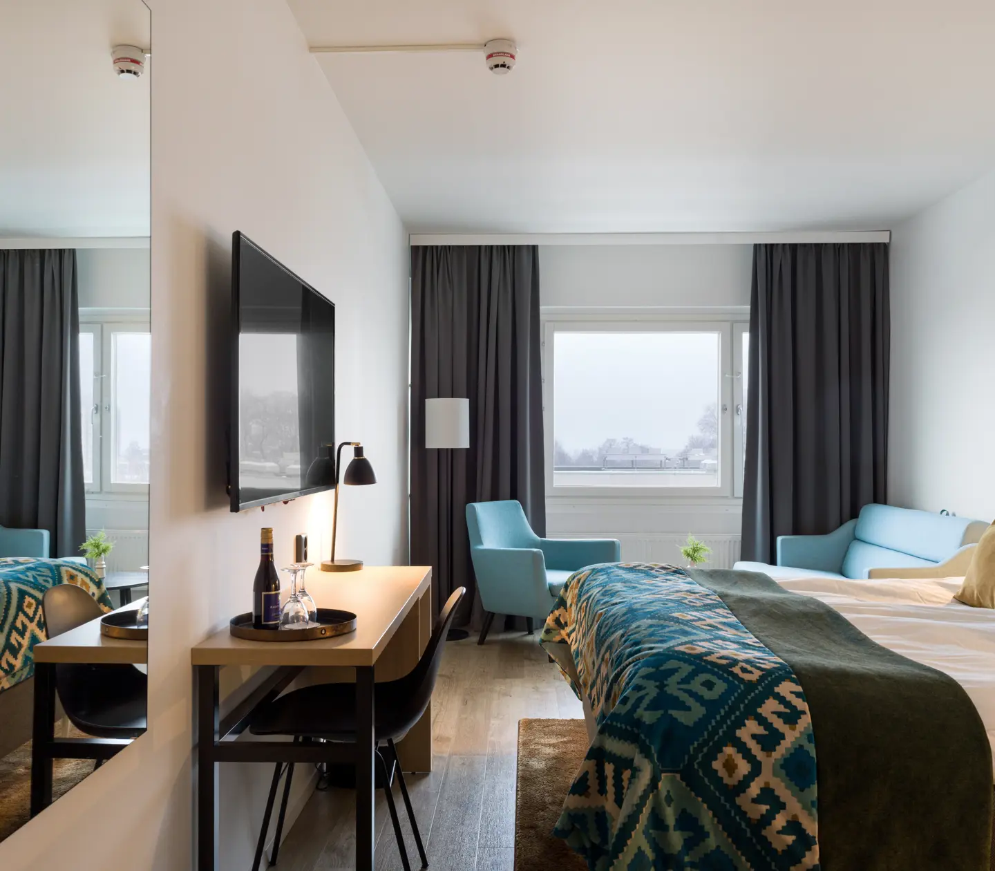 Hotel room with double bed, sofa bed and desk