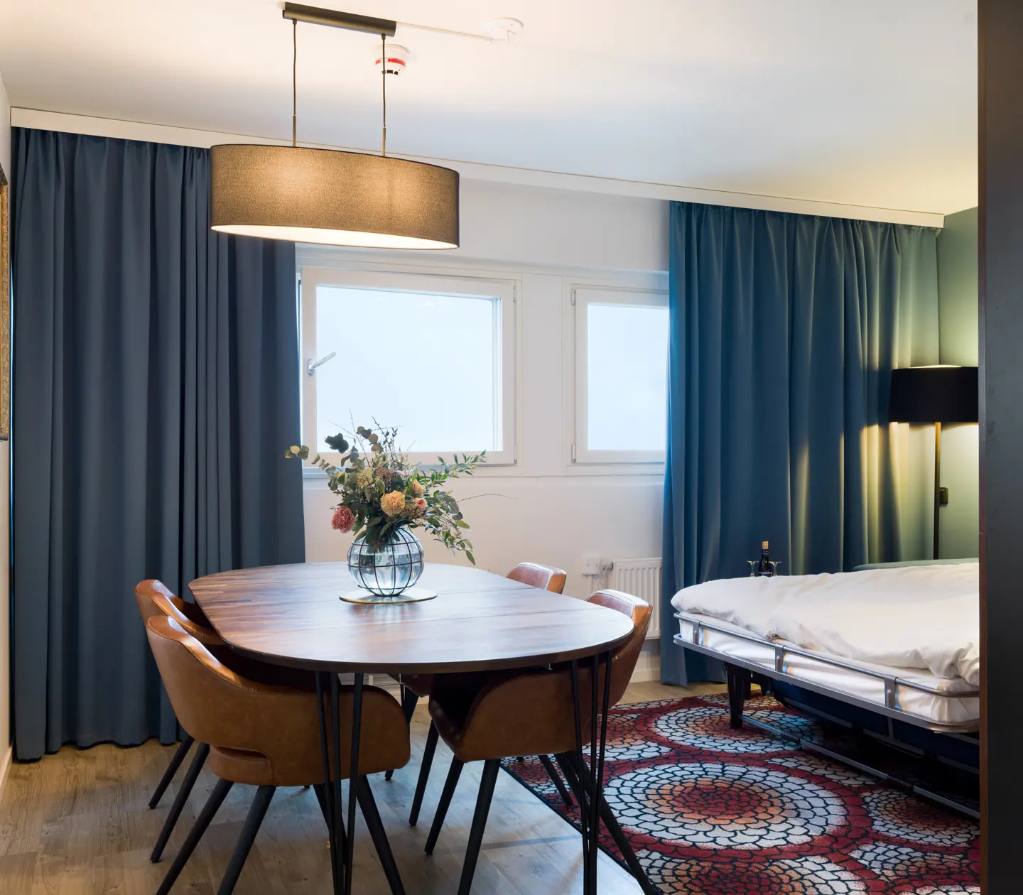 Suite with dining table and pull-out sofa bed