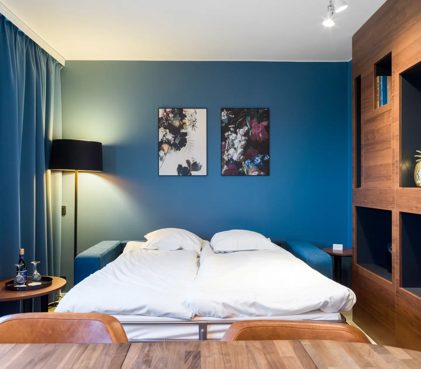 Suite with pull-out sofa bed and bookshelf