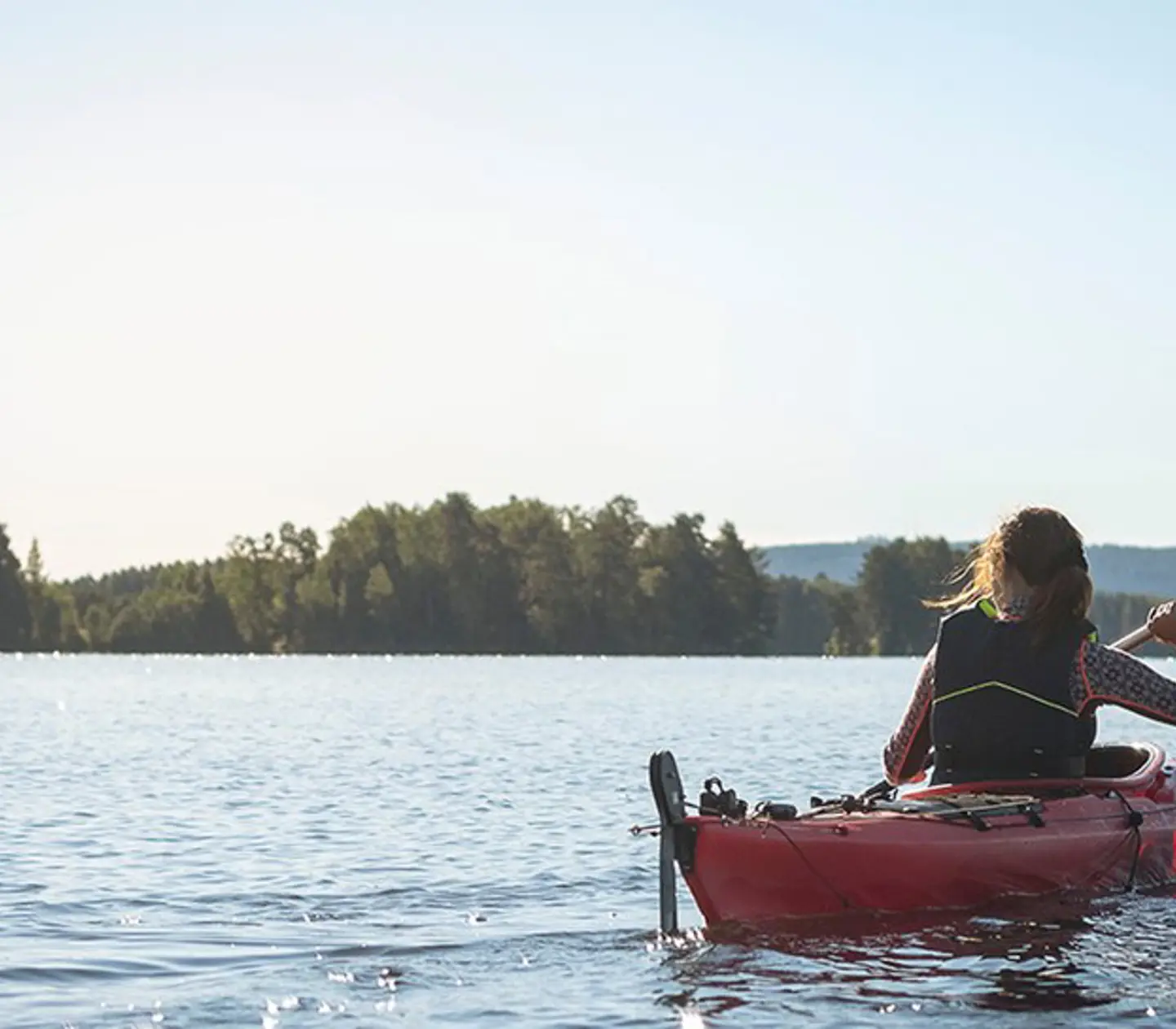 Kvinna i kajak på sommaren