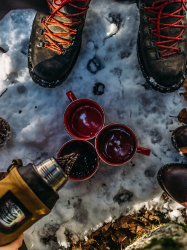 Kaffe och skor i vinterlandskap
