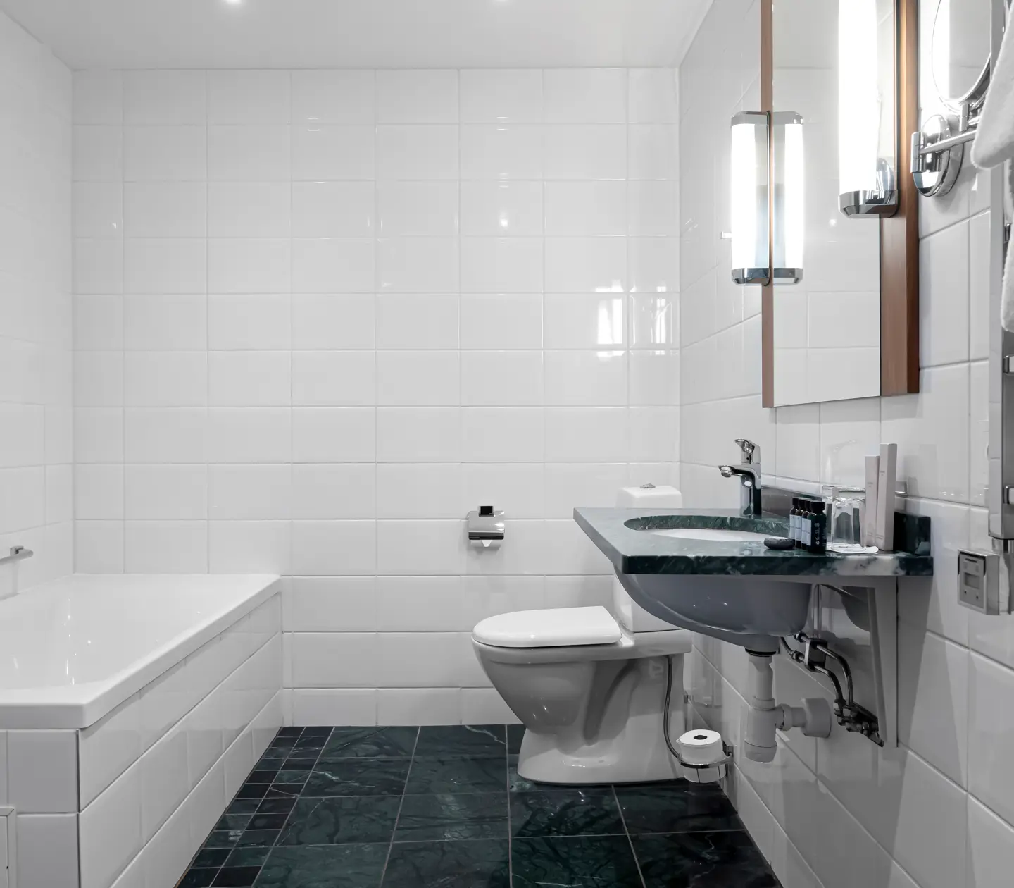 Bathroom with toilet, sink and bathtub