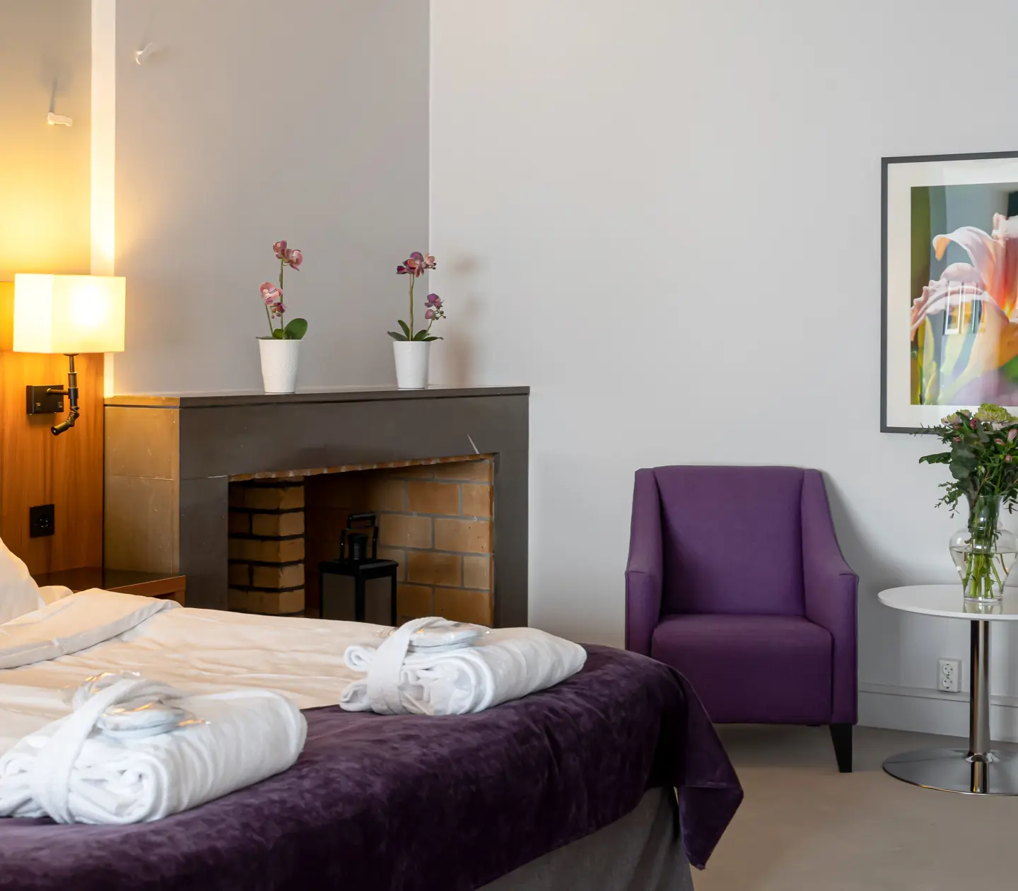 Suite with double bed, wood stove and armchair