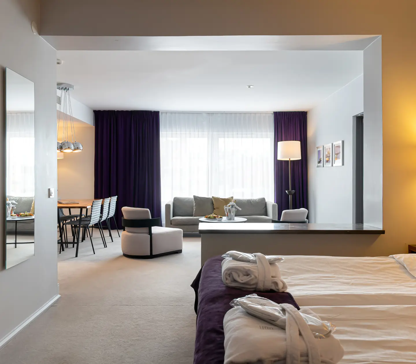 Suite with double bed, sofa and dining table