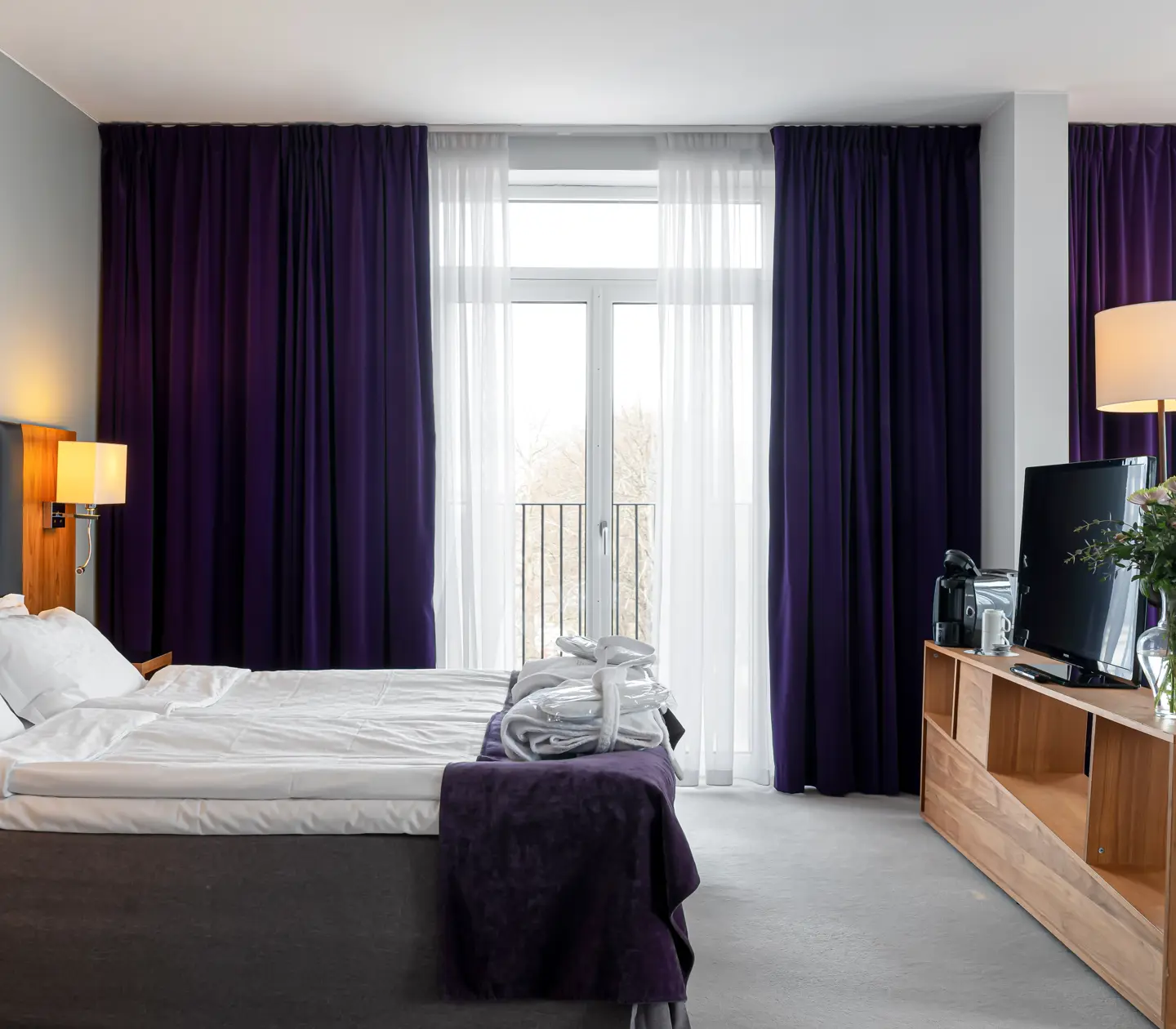 Suite with double bed, TV and large windows
