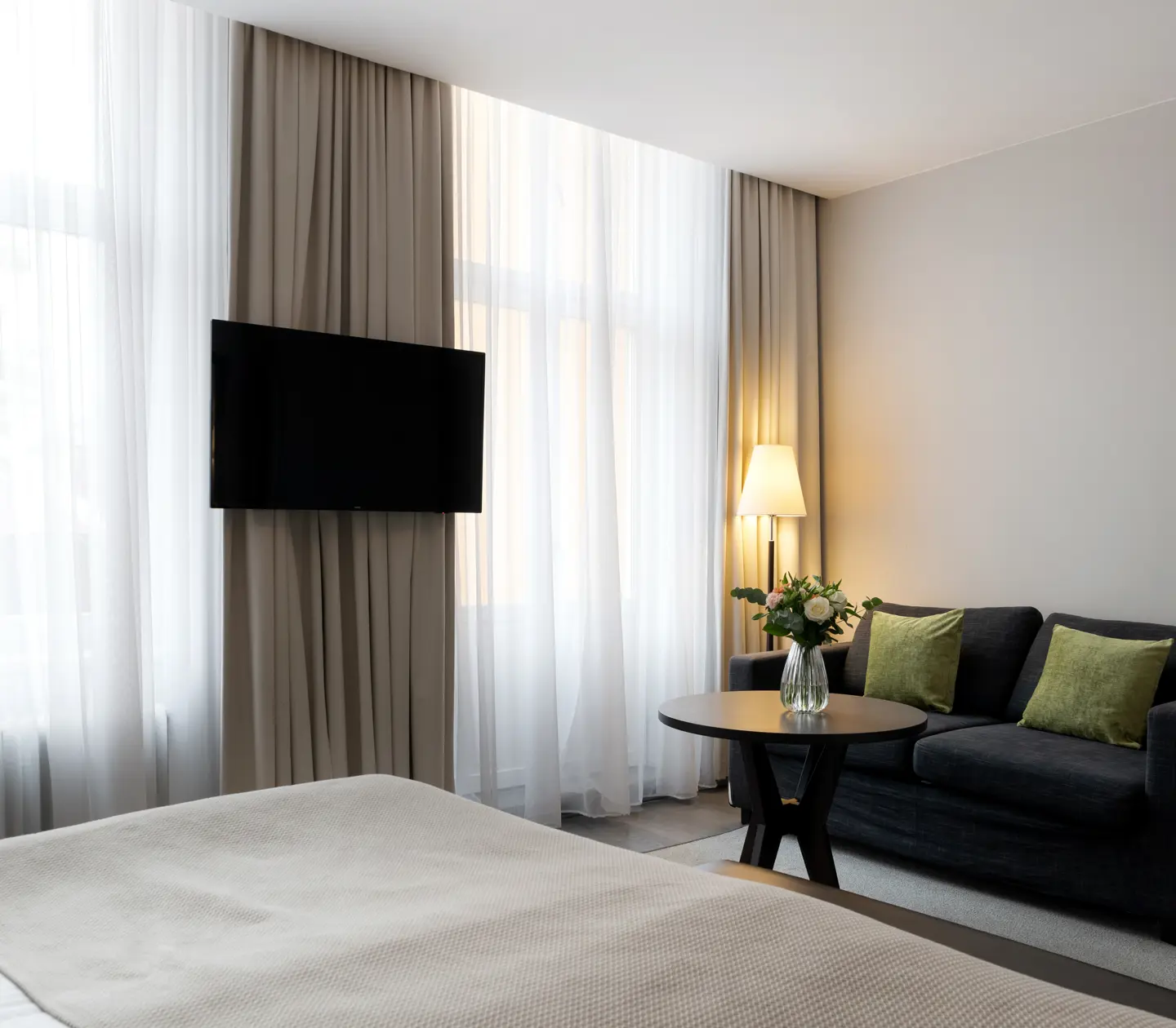 Hotellrum med bäddsoffa, tv och fönster