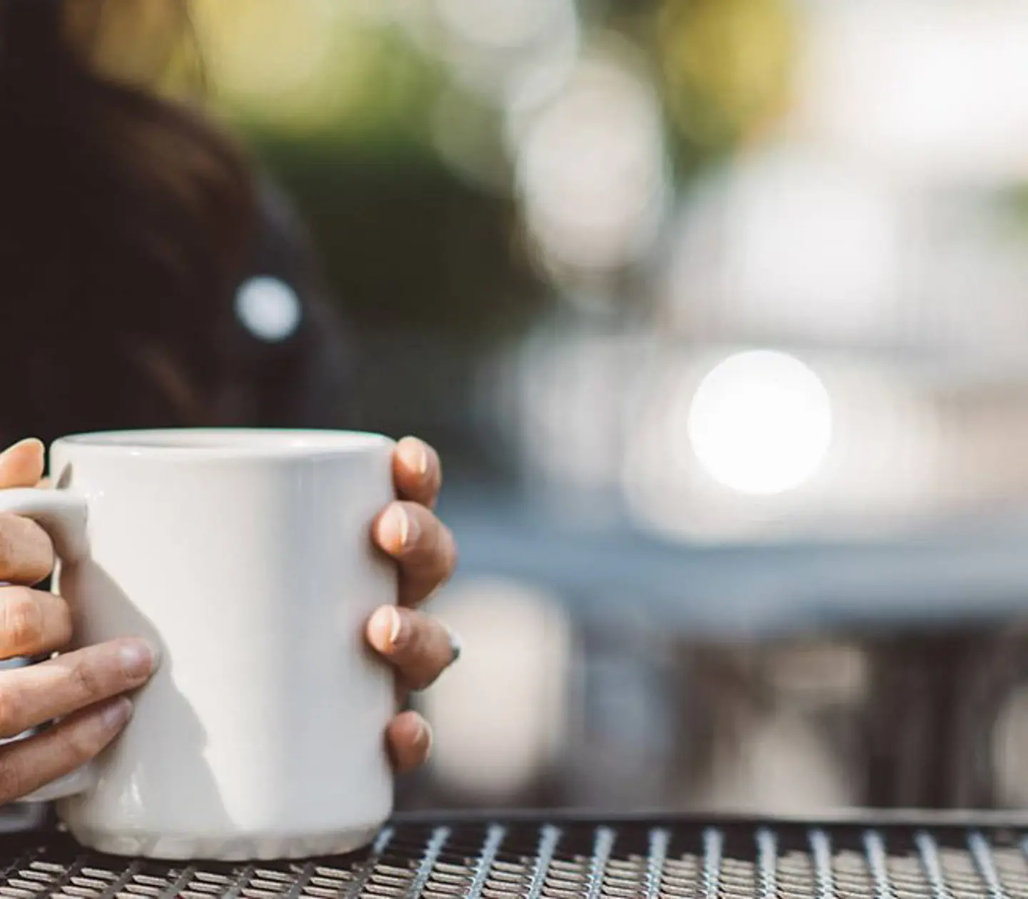 En kvinna håller i en kaffekopp