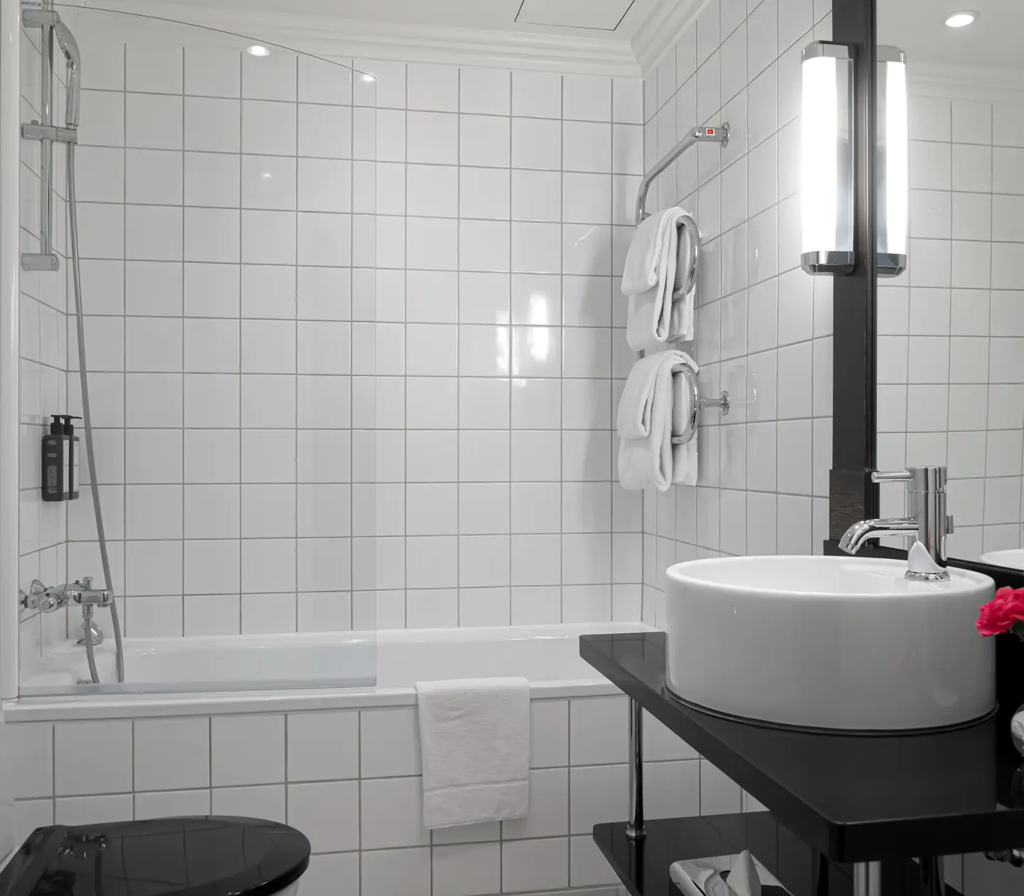 Bright bathroom with bathtub, sink and toilet