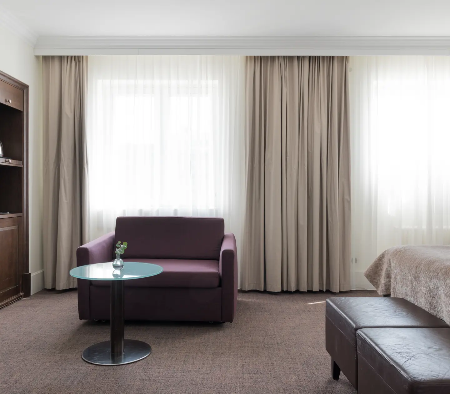 Double room with a bid armchair