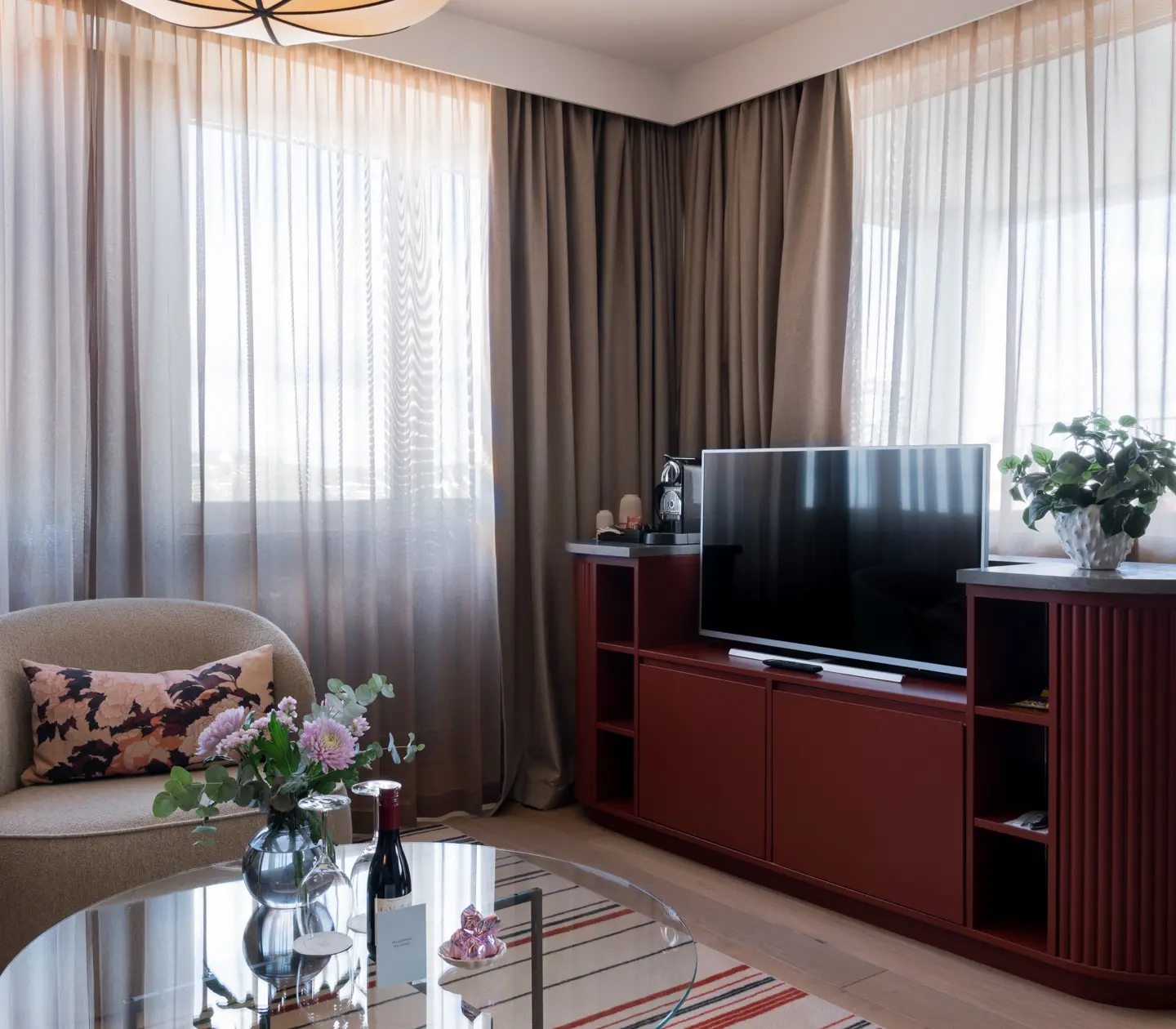 Suite with beautiful light and tasteful interior