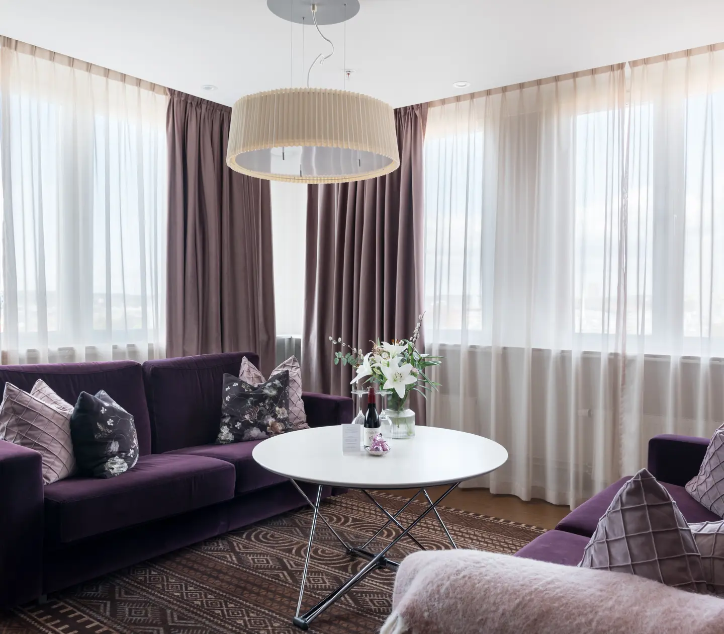 Suite with beautiful light and a seating area