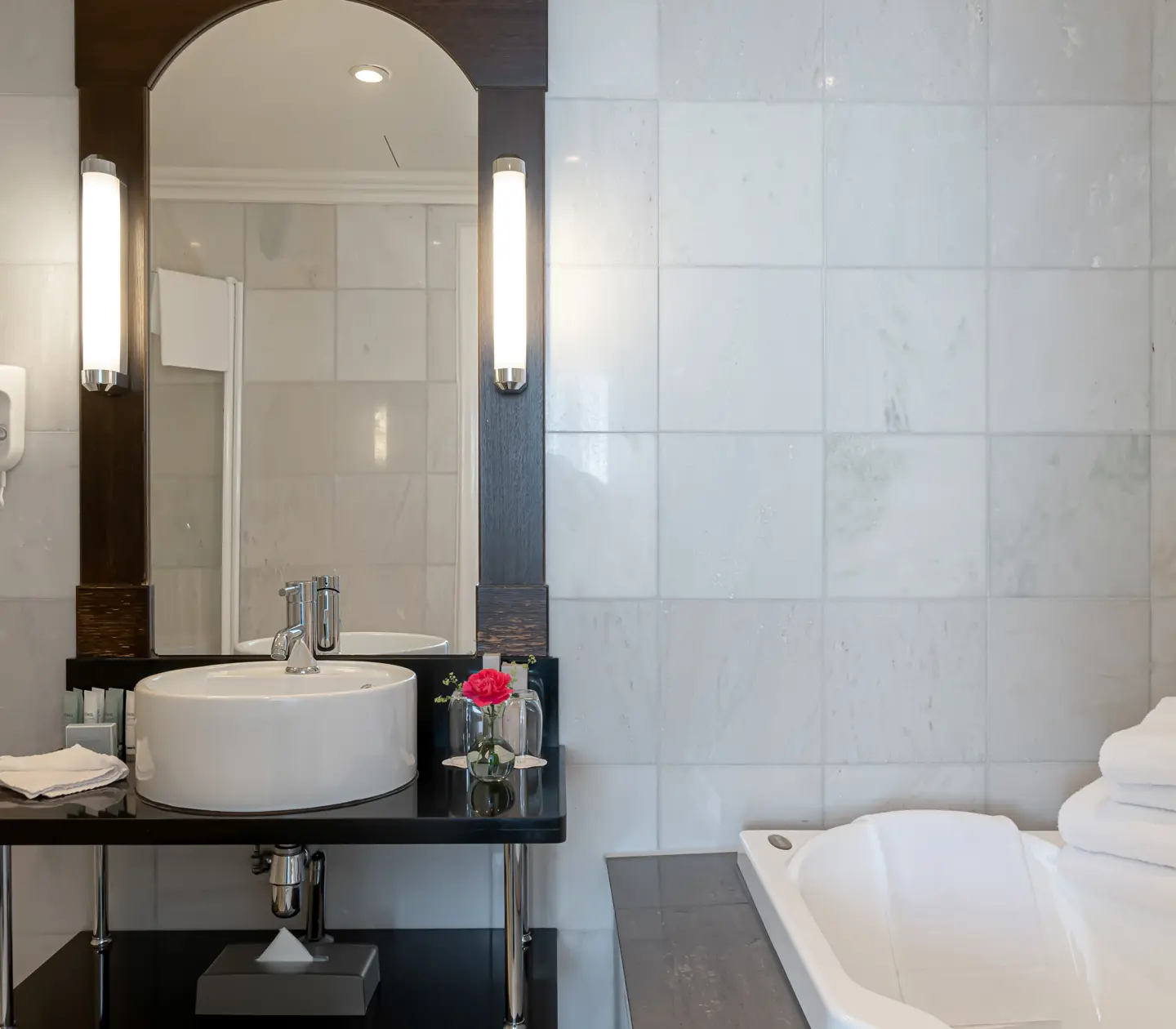 Bright bathroom with bathtub, sink and mirror
