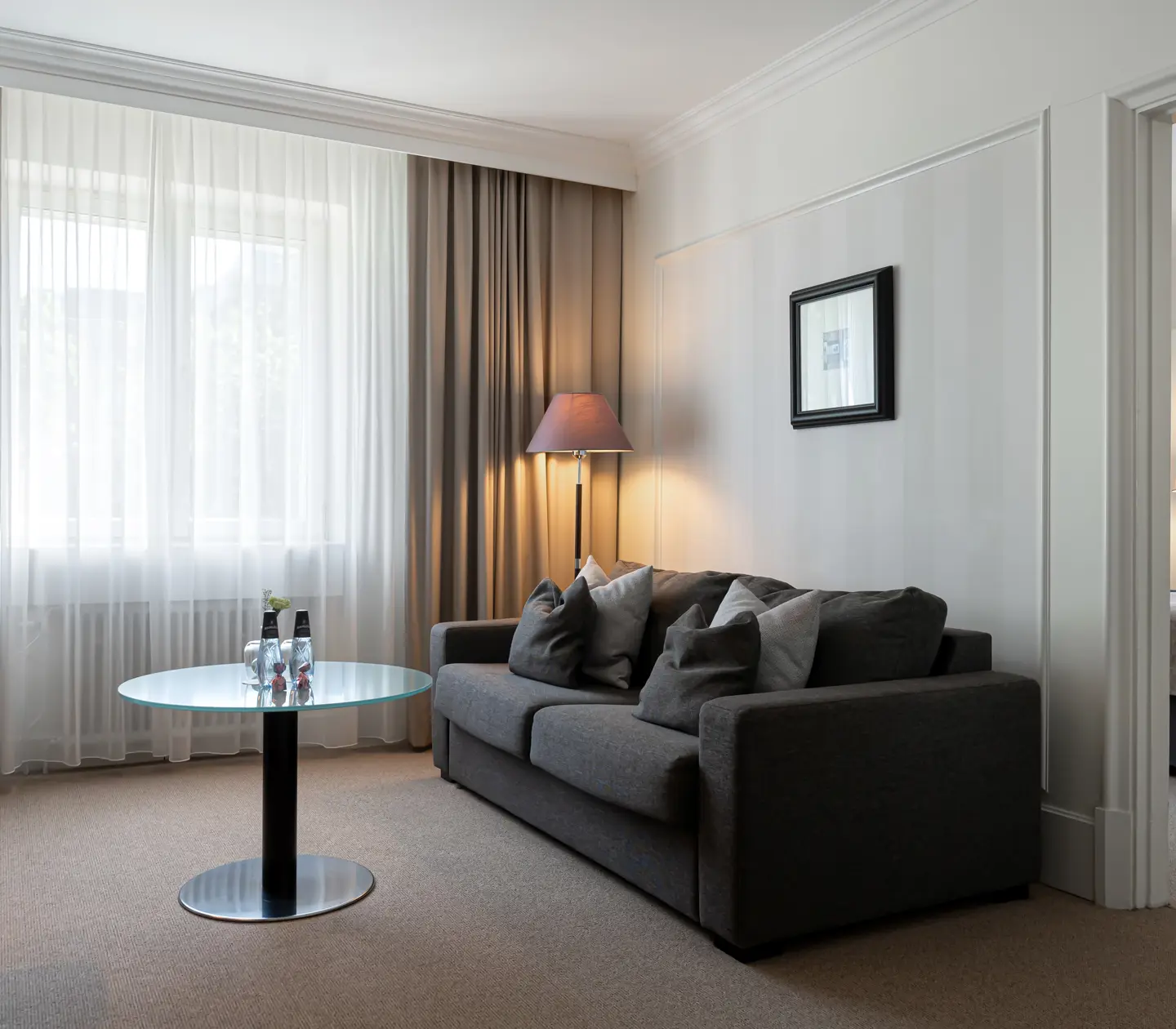 Mer information 472 / 5 000 Översättningsresultat Översättningsresultat Suite with two rooms with bed, sofa and window