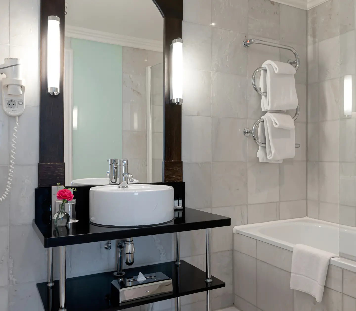 Bright bathroom with bathtub, sink and mirror