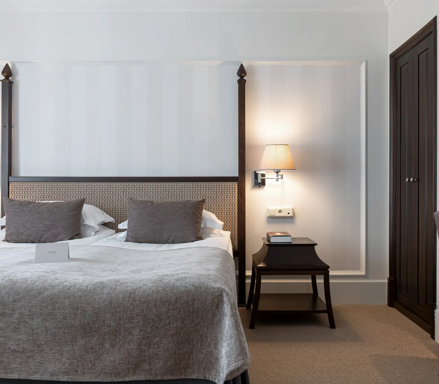 Suite with double bed, wardrobe and two bedside lamps