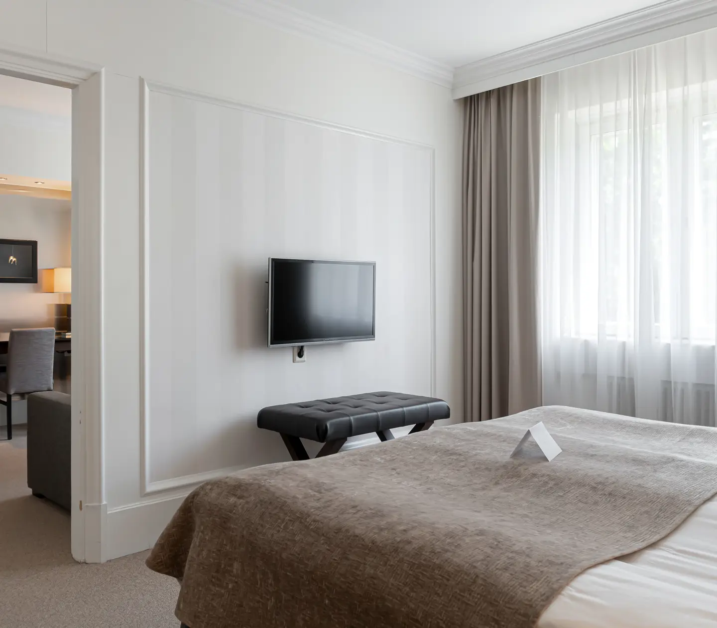 Suite with two rooms with bed, TV and desk