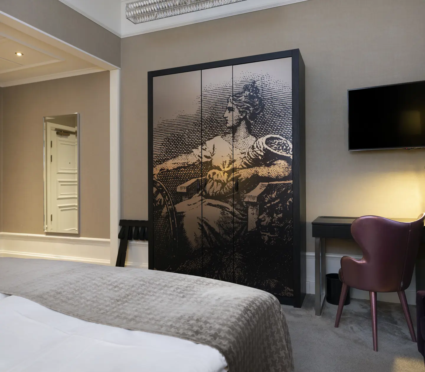Hotel room with desk, wardrobe and mirror