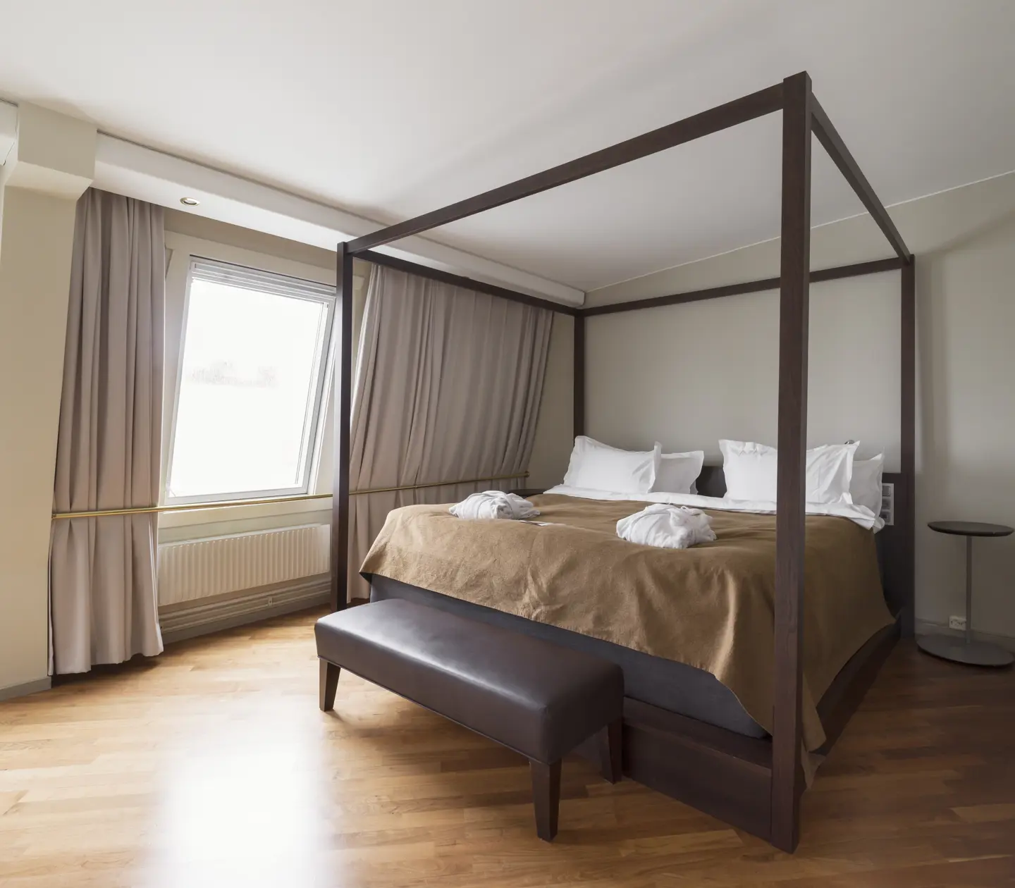 Cozy suite with double bed and window
