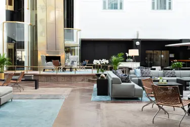 Hotellobby med soffor och fåtöljer
