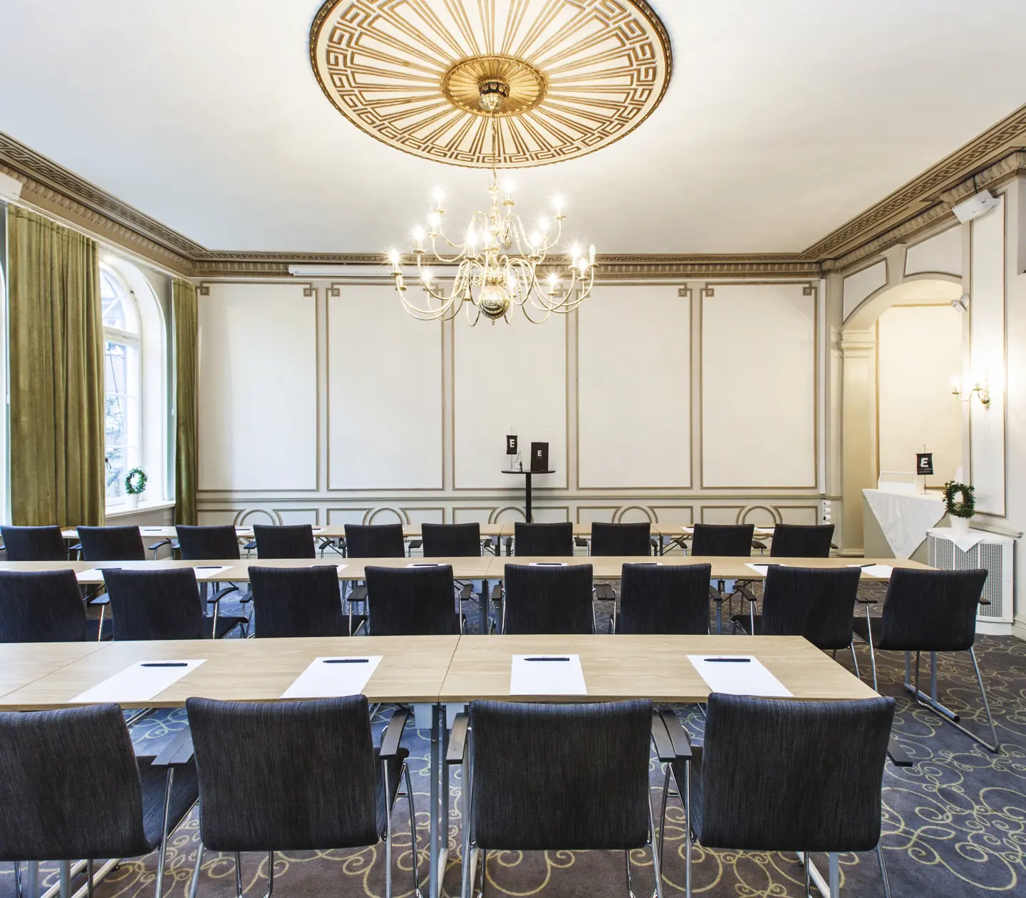 Conference room with many chairs and fancy lamp