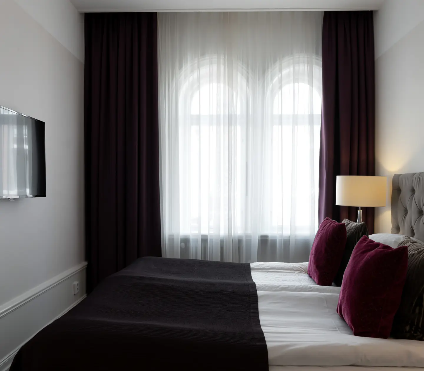 Suite with double bed, TV and curtains