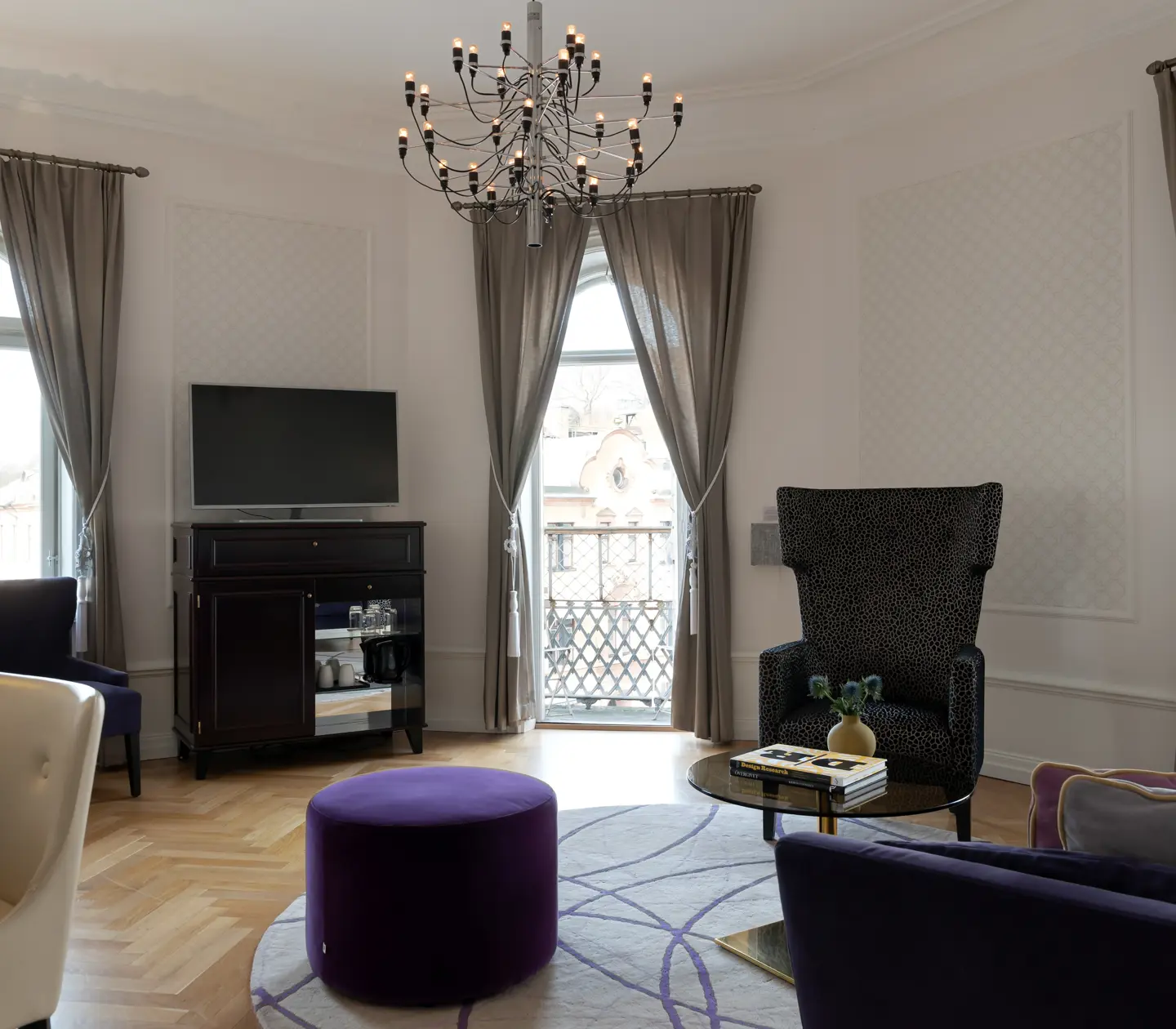 Suite with seating area, French balcony and curtains