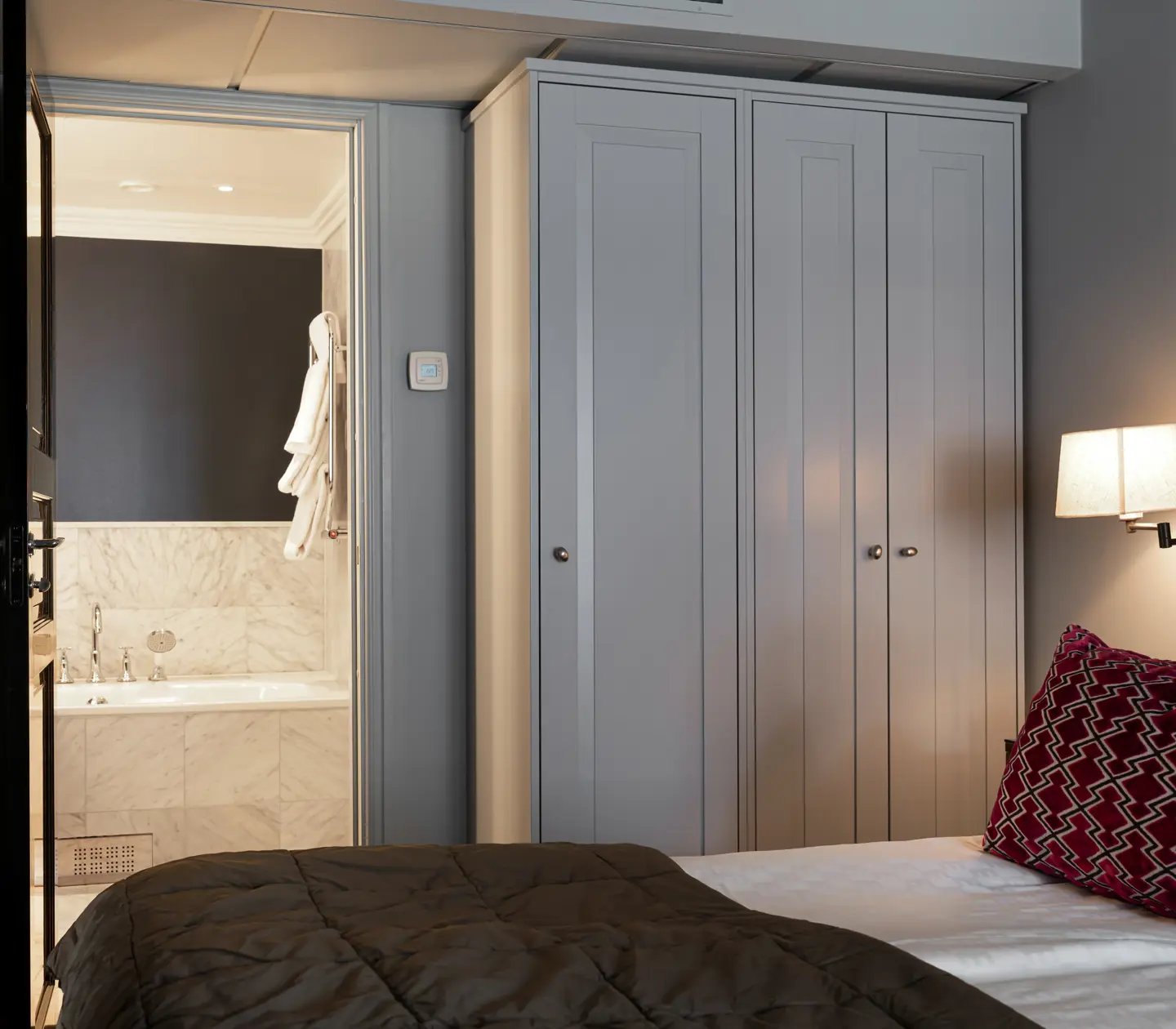 Suite with double bed, wardrobe and door to bathroom
