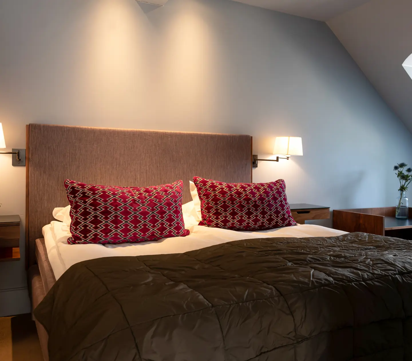 Suite with double bed, bedside tables and bedside lamps