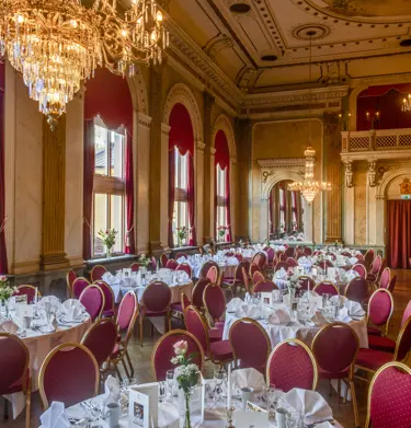 Sumptuous dining room with many dining groups and crystal chandeliers in the ceiling