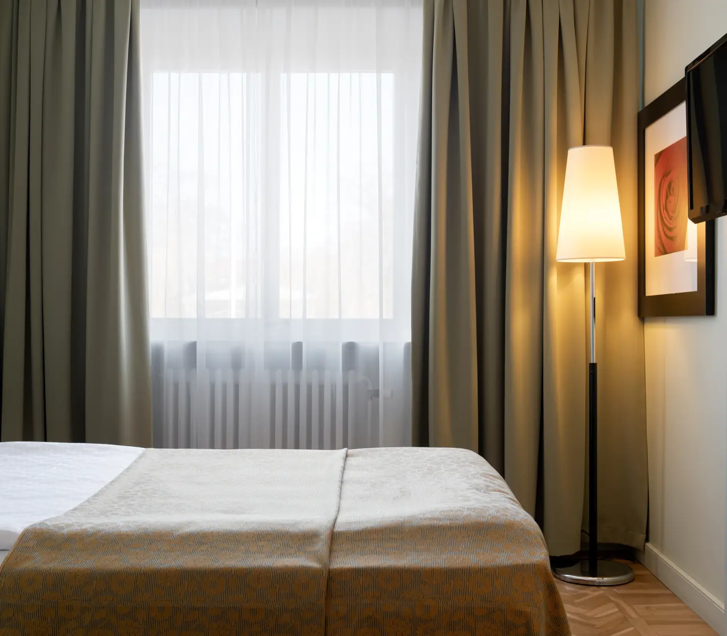 Hotel room with bed, TV and window