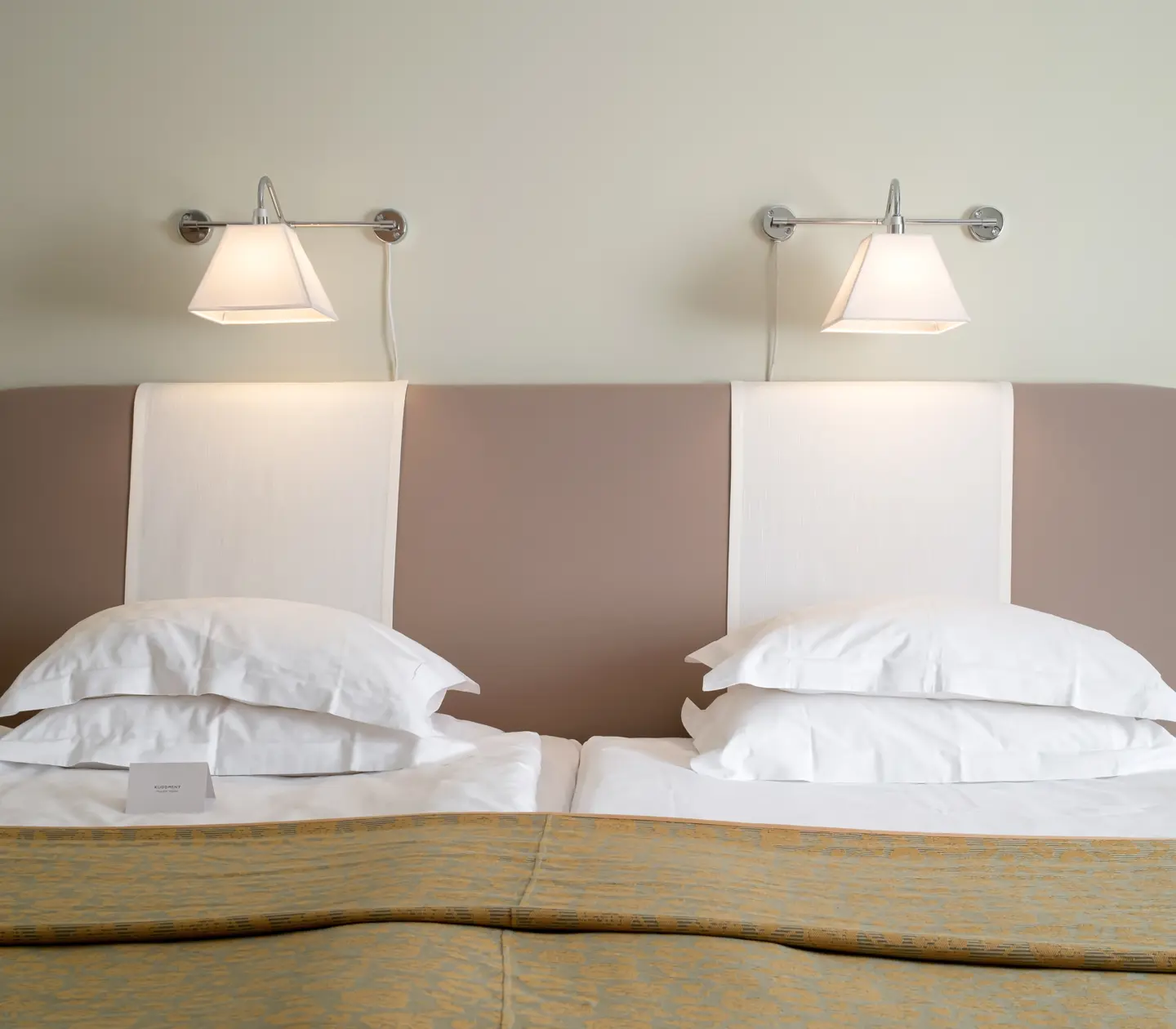 Hotel room with bed, bed slats and white pillows