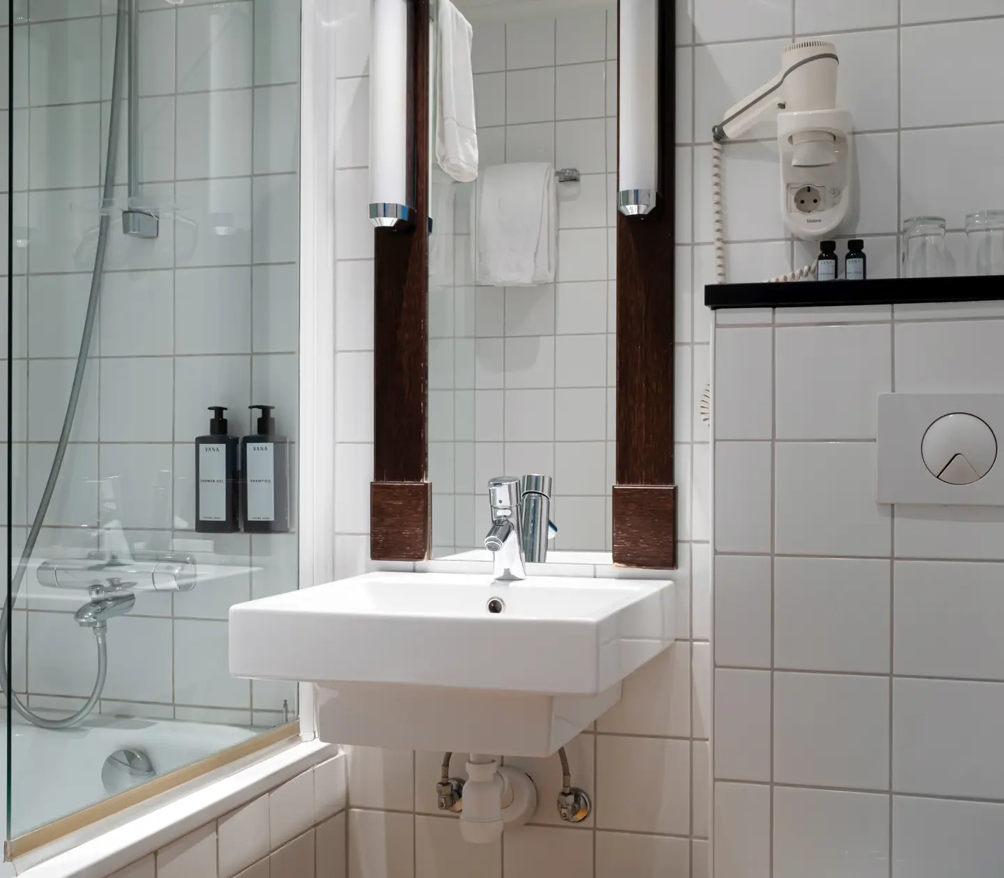 Bright bathroom with sink, mirror and bathtub