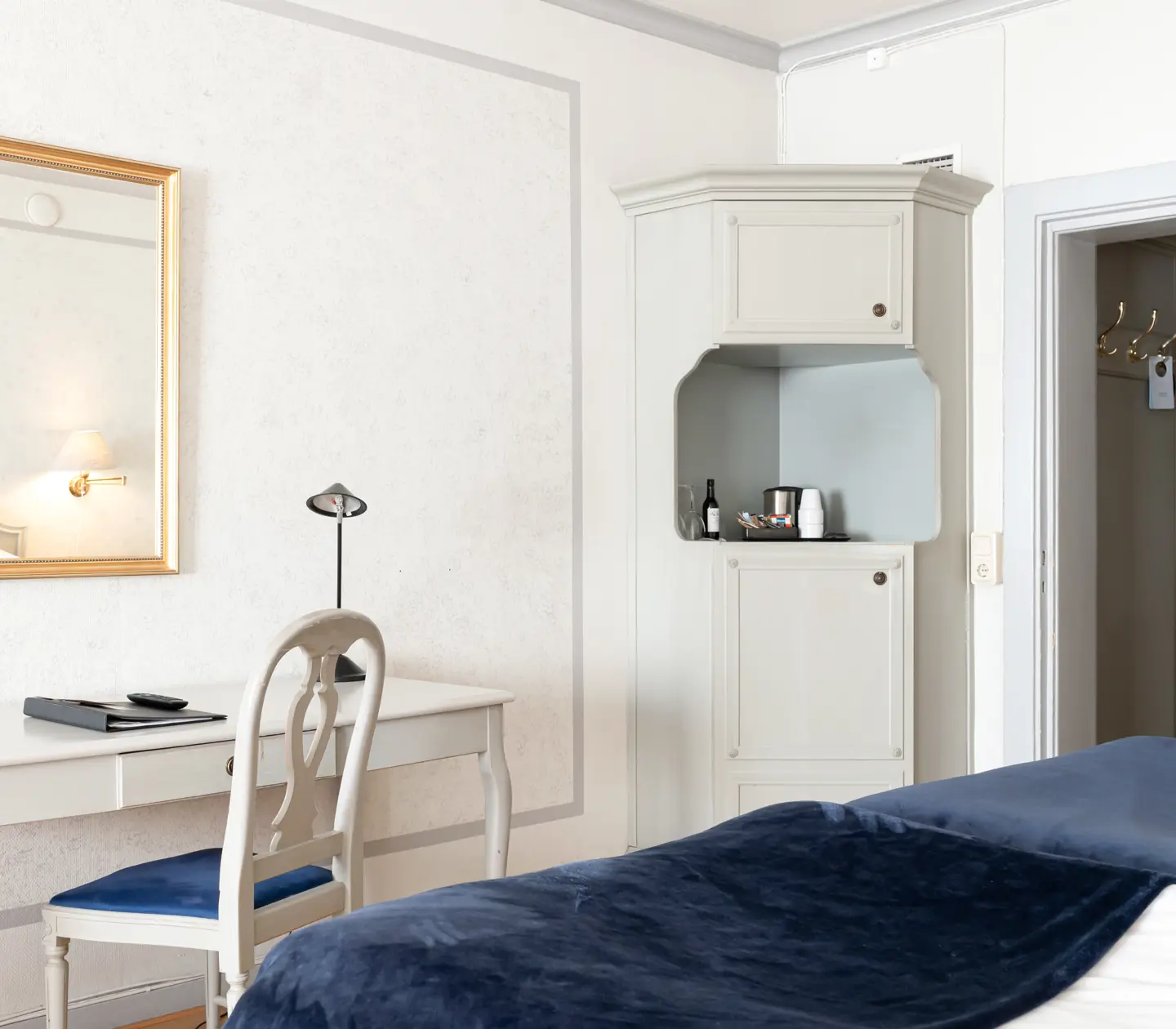 Hotel room with bed, desk and mirror